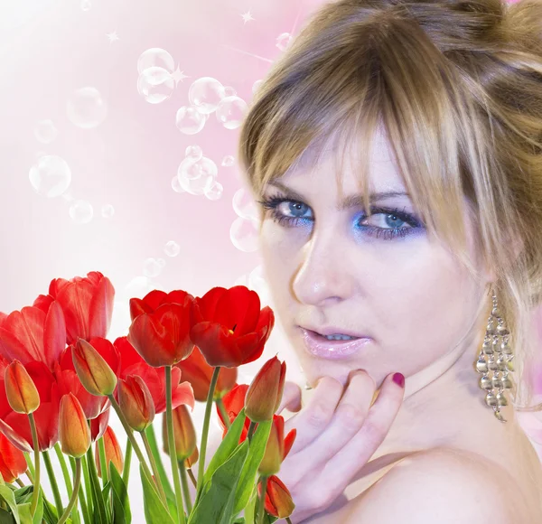 Güzellik kadını güzel bahçe taze kırmızı lale ile — Stok fotoğraf
