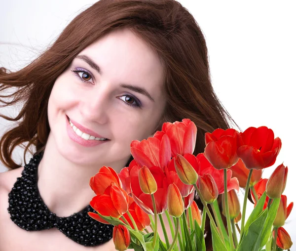 Mulher beleza com belo buquê tulipas vermelhas frescas — Fotografia de Stock