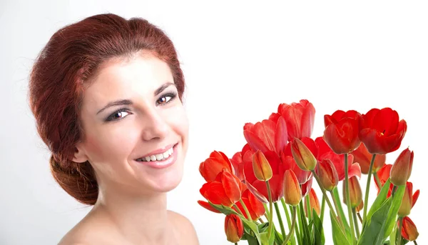 Mulher beleza com belo buquê tulipas vermelhas frescas — Fotografia de Stock