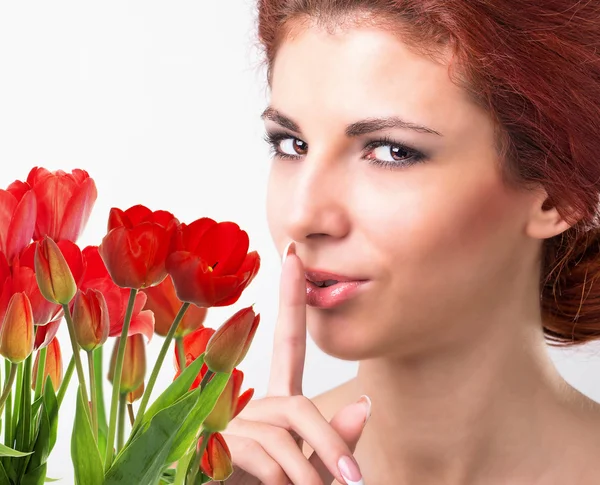 Mulher beleza com belo buquê tulipas vermelhas frescas — Fotografia de Stock