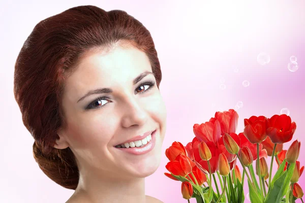 Mulher beleza com belo buquê tulipas vermelhas frescas — Fotografia de Stock