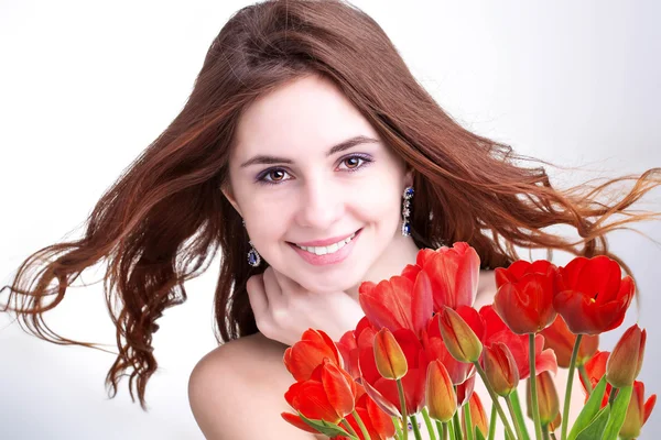 Mulher beleza com belo buquê tulipas vermelhas frescas — Fotografia de Stock