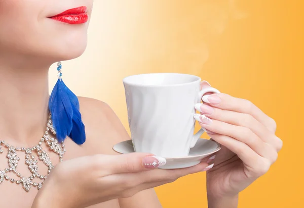 Vrouw met kop koffie — Stockfoto