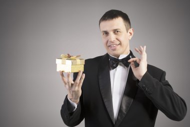 Hediye kutusu ile klasik smokin erkekte