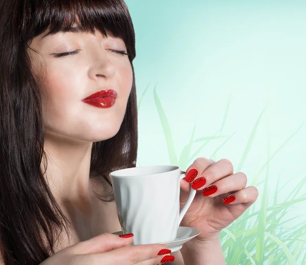 Mujer bebiendo té frech . — Foto de Stock