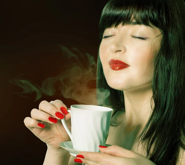 Kaffee vorhanden. Schöne Mädchen trinken Kaffee — Stockfoto