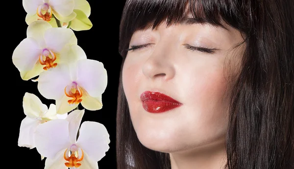 Beleza mulher rosto com flor orquídea closeup isolado no preto b — Fotografia de Stock