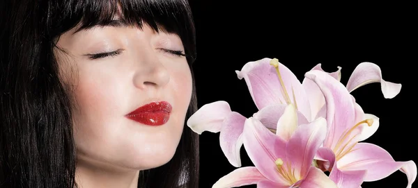 Belleza cara de mujer con flores lirios primer plano aislado en negro b — Foto de Stock