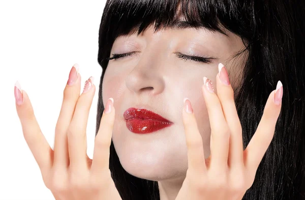 Schoonheid vrouw gezicht met prachtige manicure close-up geïsoleerd op wh — Stockfoto