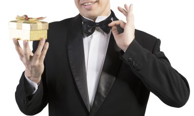 Adam beyaz hediye kutusu ile klasik smokin