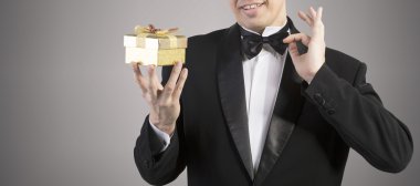 Adam beyaz hediye kutusu ile klasik smokin