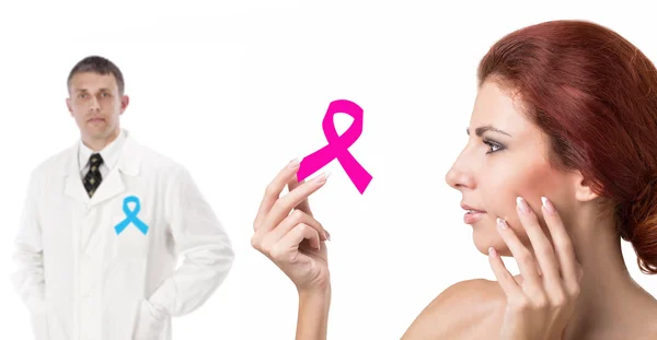 Mulher com símbolo de fita rosa saúde feminina — Fotografia de Stock