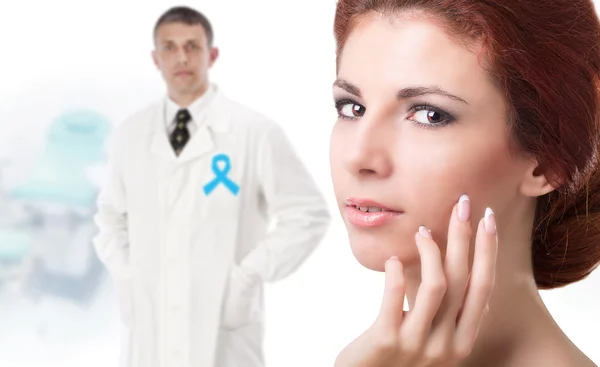 Vrouwelijke arts man met blauw lint symbool vrouwelijke gezondheid. Gezondheid — Stockfoto