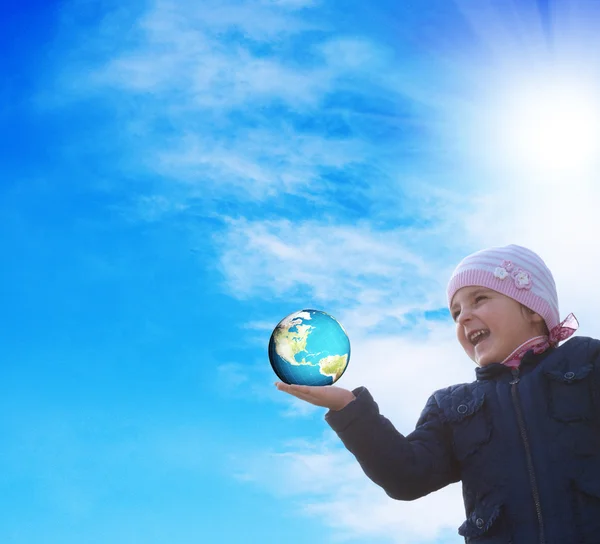 Ler kaukasiska flicka med globe planetjorden — Stockfoto