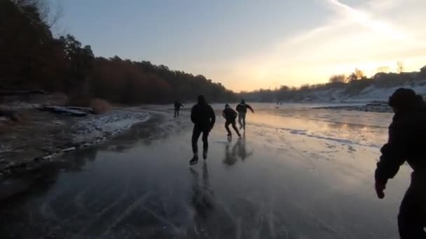 Cinq personnes patinant rivière de glace — Video