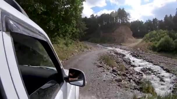 Carro drive rio pedras de montanha — Vídeo de Stock