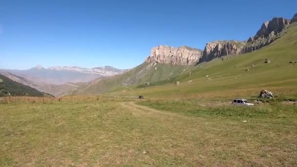 Bela paisagem montanhosa com condução off-road, dois jipes ir off-road Vídeos De Bancos De Imagens Sem Royalties