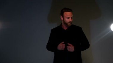 Yakışıklı genç sakallı adam portresi