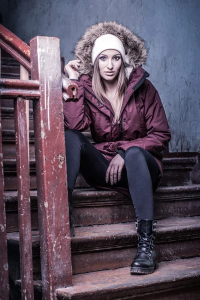 Mulher bonito no casaco de inverno na escada — Fotografia de Stock