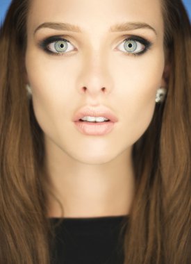 muhteşem mavi gözlü güzel bir genç kadın portresi