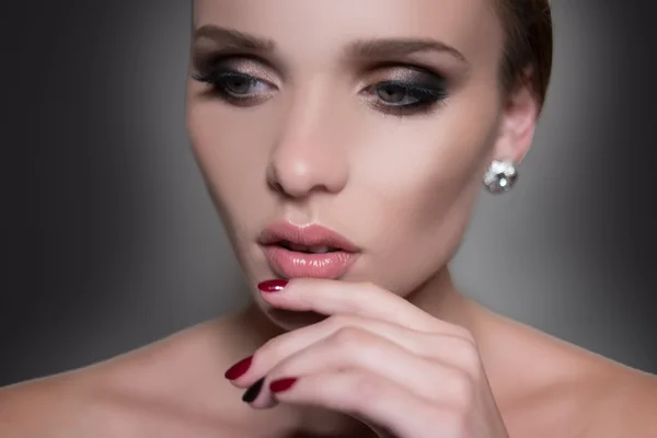 Bella donna con trucco professionale — Foto Stock