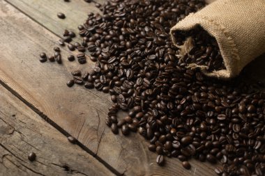 ahşap üzerine taze kahve çekirdekleri 