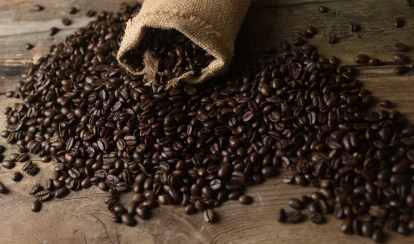 Fresh coffee beans on wood — Stock Photo, Image
