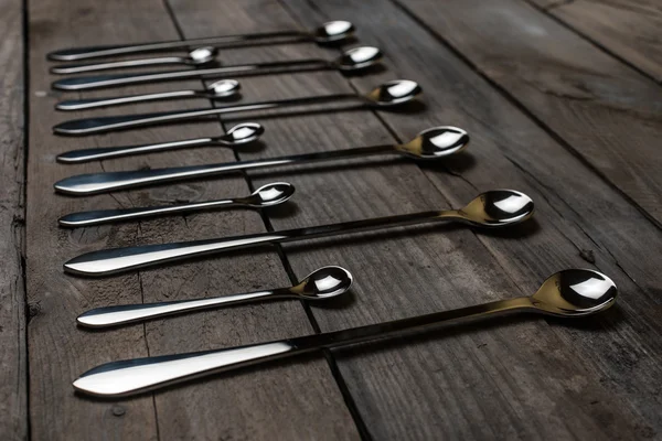 Cucharas de plata dispuestas en la madera —  Fotos de Stock