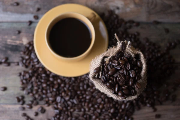 Granos de café frescos en madera — Foto de Stock