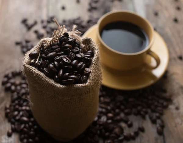 Frische Kaffeebohnen auf Holz — Stockfoto