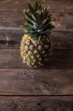Tahta arka planda ananas