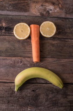 ahşap üzerine üzgün yüz 