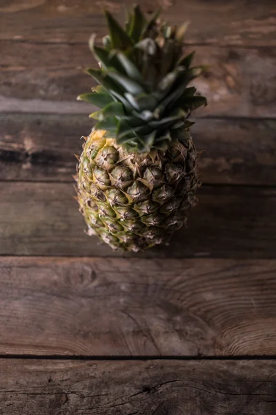 Ananas op houten ondergrond — Stockfoto
