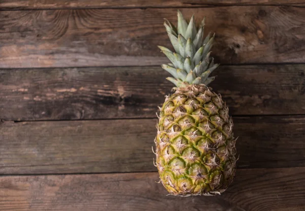 Verse ananas op hout — Stockfoto