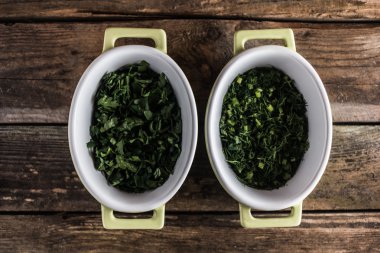 tabak ahşap üzerine maydanoz 