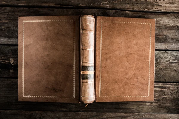 Livro velho sobre fundo de madeira — Fotografia de Stock