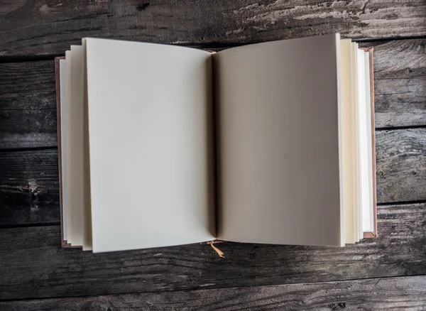 Livro velho sobre mesa de fundo de madeira — Fotografia de Stock