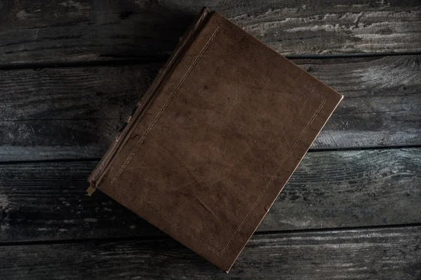 Стара книга на дерев'яному столі — стокове фото