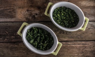 ahşap tabak üzerine maydanoz