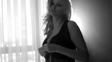 güzel kadın iç çamaşırı alarak