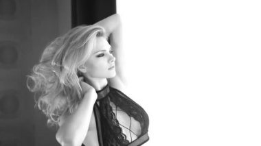 güzel sarışın kadın penceresinden arıyor