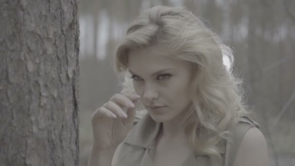 Blonde Frau im Wald — Stockvideo