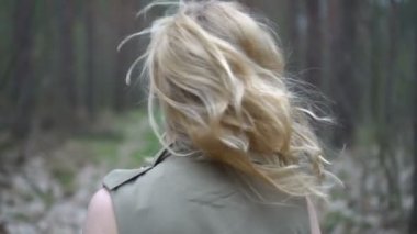 ormanda sarışın kadın