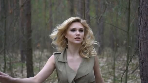 Блондинка в лесу — стоковое видео