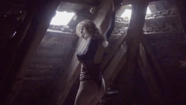 Σέξι ξανθιά γυναίκα που χορεύει — Αρχείο Βίντεο