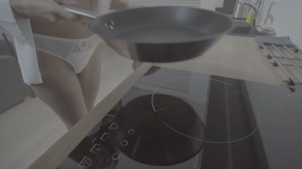 Mujer sexy cocinar huevos — Vídeo de stock