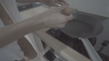 seksi esmer kadın mutfakta yemek