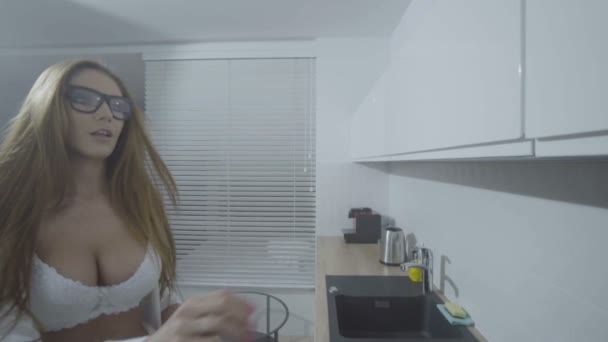 아파트에 섹시 한 여자 — 비디오