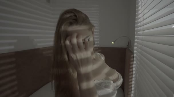 Sexy Frau trägt Dessous — Stockvideo