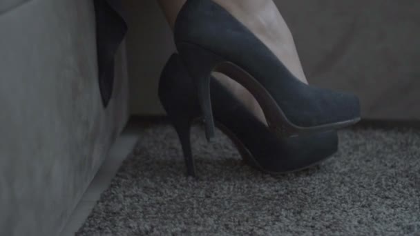 Kadın ayakkabılarını çıkarıyor. — Stok video
